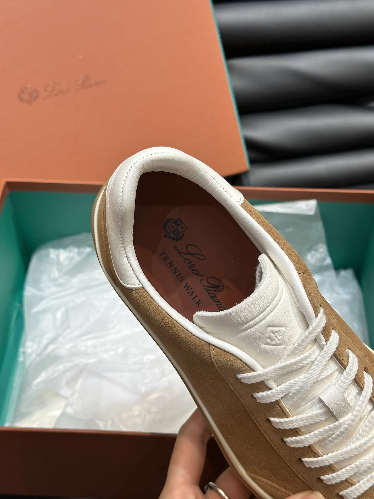 p420 Men's Shoes New 🆕Lp Old Money Style Men's Low-top Casual Tennis Shoes Loro Piana's high-end series has launched sports shoe styles made of soft cowhide. The breathable properties and flexible texture of natural materials make the sneakers both functional and comfortable. The high-quality metal-free tanning and tumble process highlights the natural texture of the leather, while the camel-colored sole and white rubber trim create a double-layer sole effect, making it an everyday shoe that can easily create a lazy and casual style! Size: 39-44 (45, 46 customized